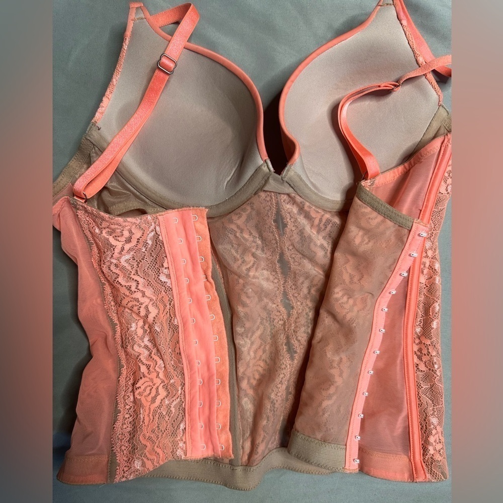 Chic Lace Bustier in Coral - Picture 5 of 7